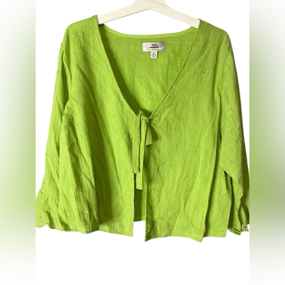 Elegant Green Blouse with Chic Design